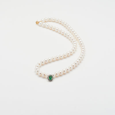 Collier en perles de culture et émeraude et diamants de perla création.