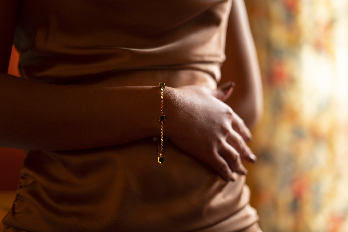 une femme portant un bracelet perla création