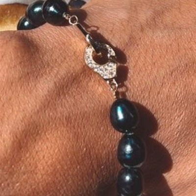 un hommes portent un bracelet en perles Perla Création.