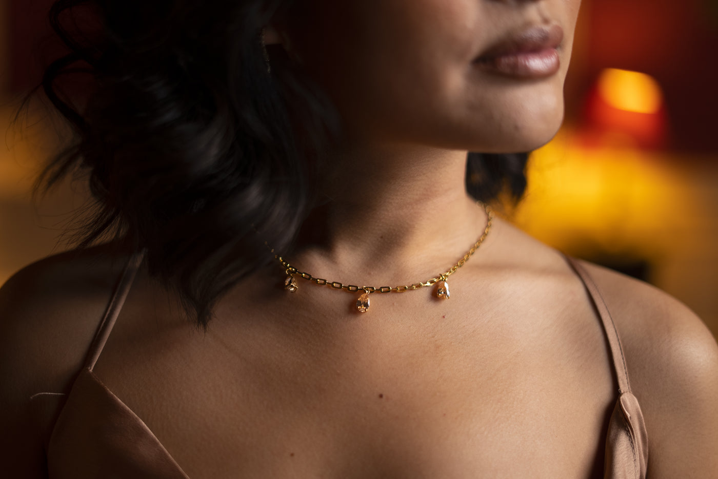 une femme portant un collier perla création