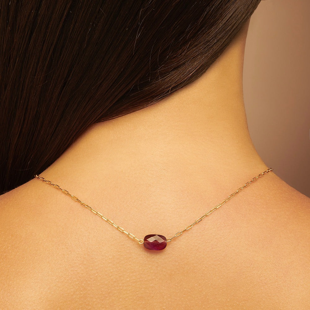 Femme portent un collier en pierre précieux de Perla Création.