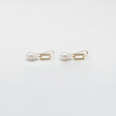 Boucles d'oreilles en perles d'eau doré by perla création.