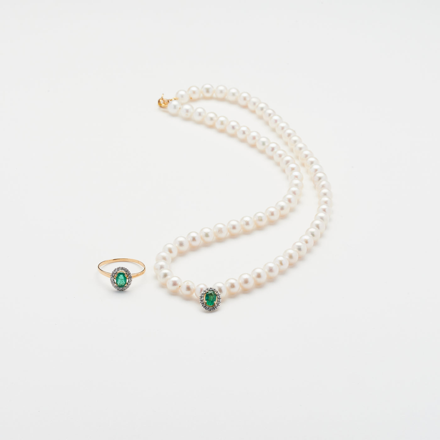 Collier et bague de perla création  en perles avec émeraude et diamants.