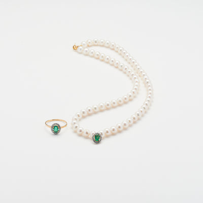 Collier et bague de perla création  en perles avec émeraude et diamants.