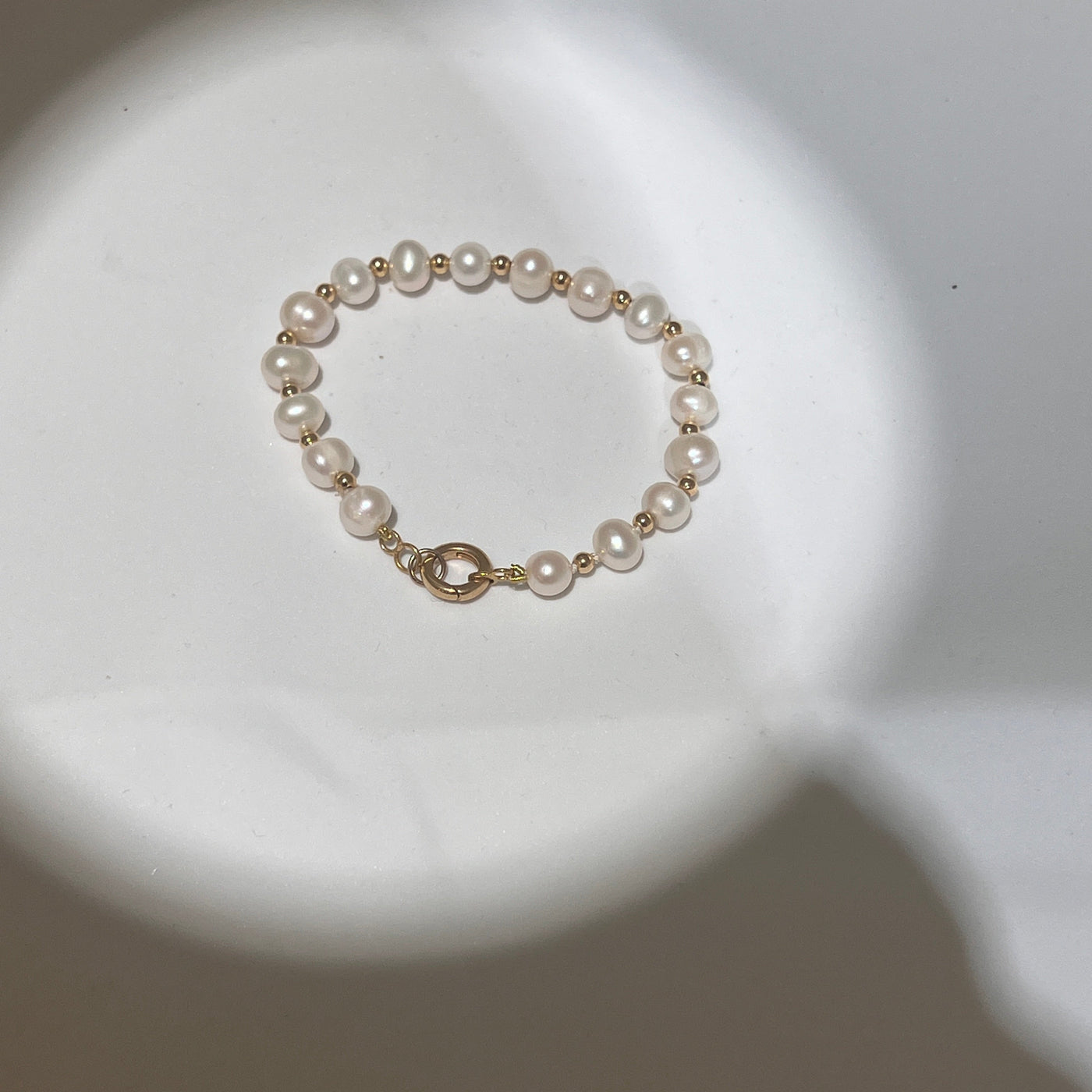 Bracelet en perles d’eau et Or