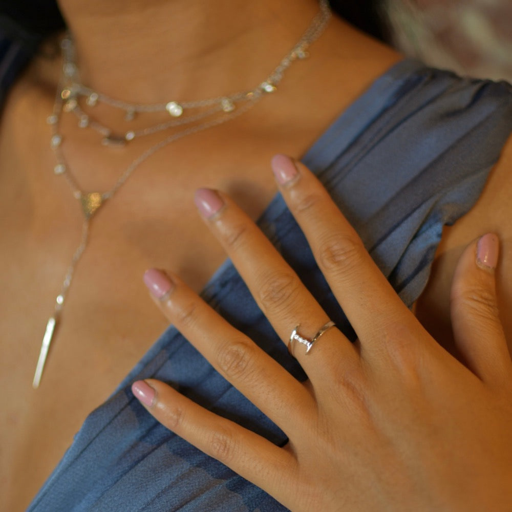 Main d'une femme portent une bague Perla Création en Or et diamants.