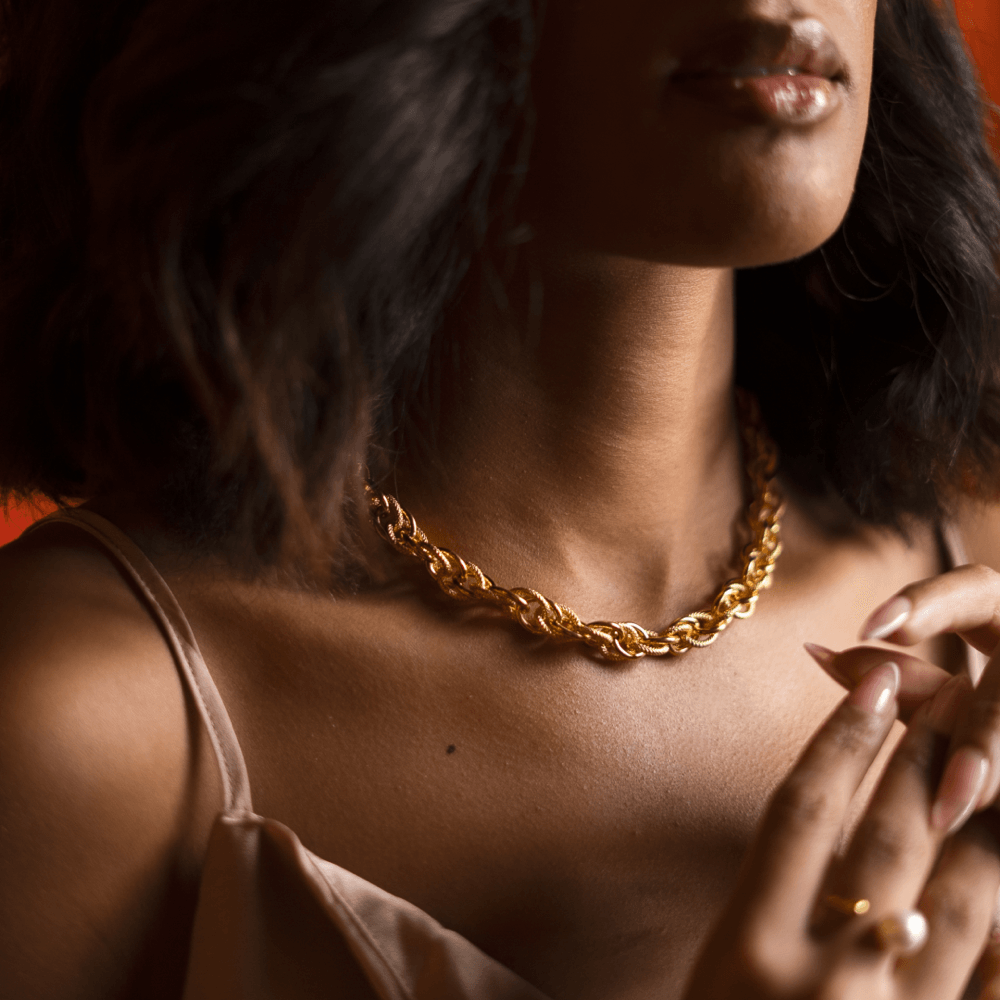 Femme portant un collier en Plaqué Or Perla Création