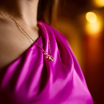 Femme portent un collier Perla Création.