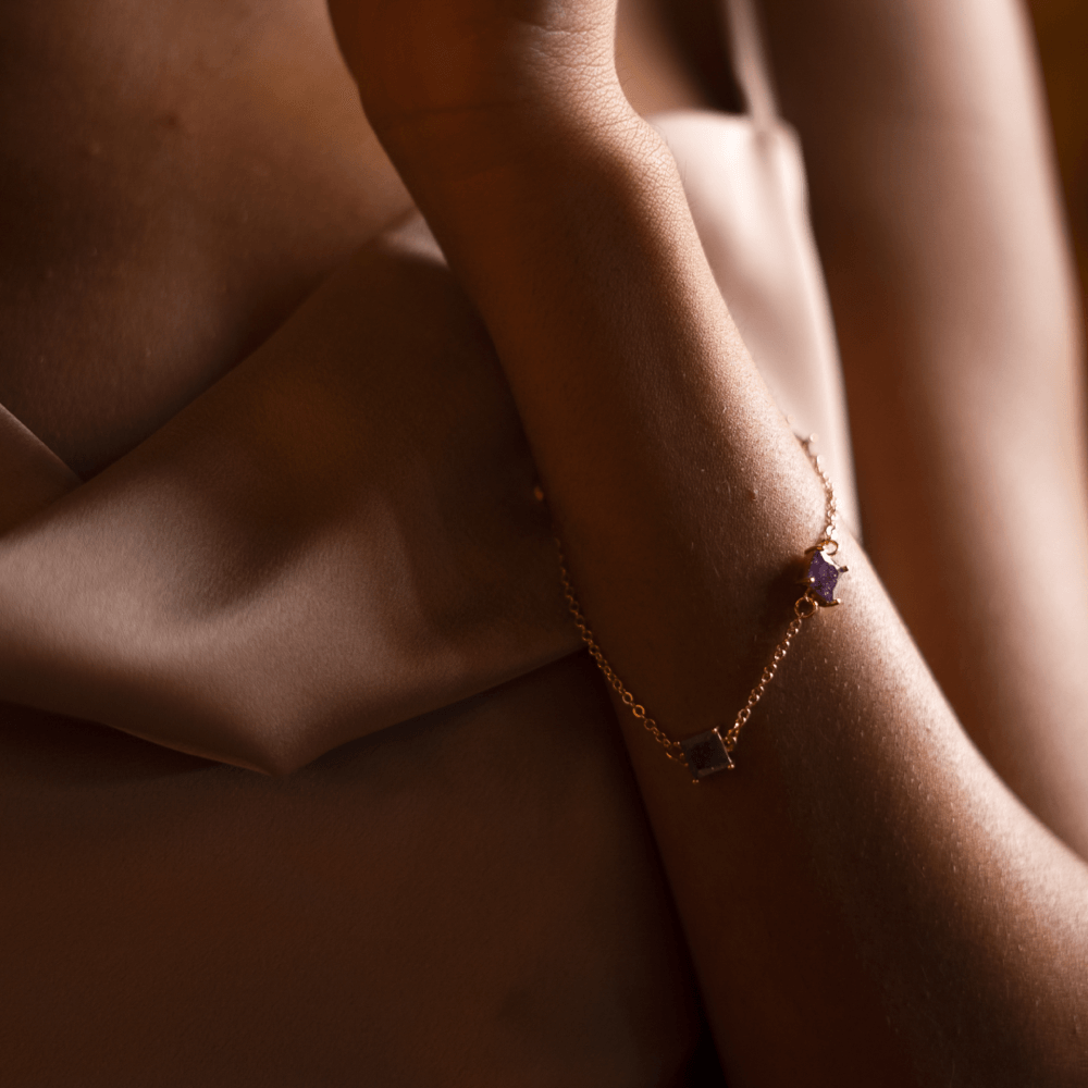 Femme portant un bracelet en cristaux de verre violet Perla Création