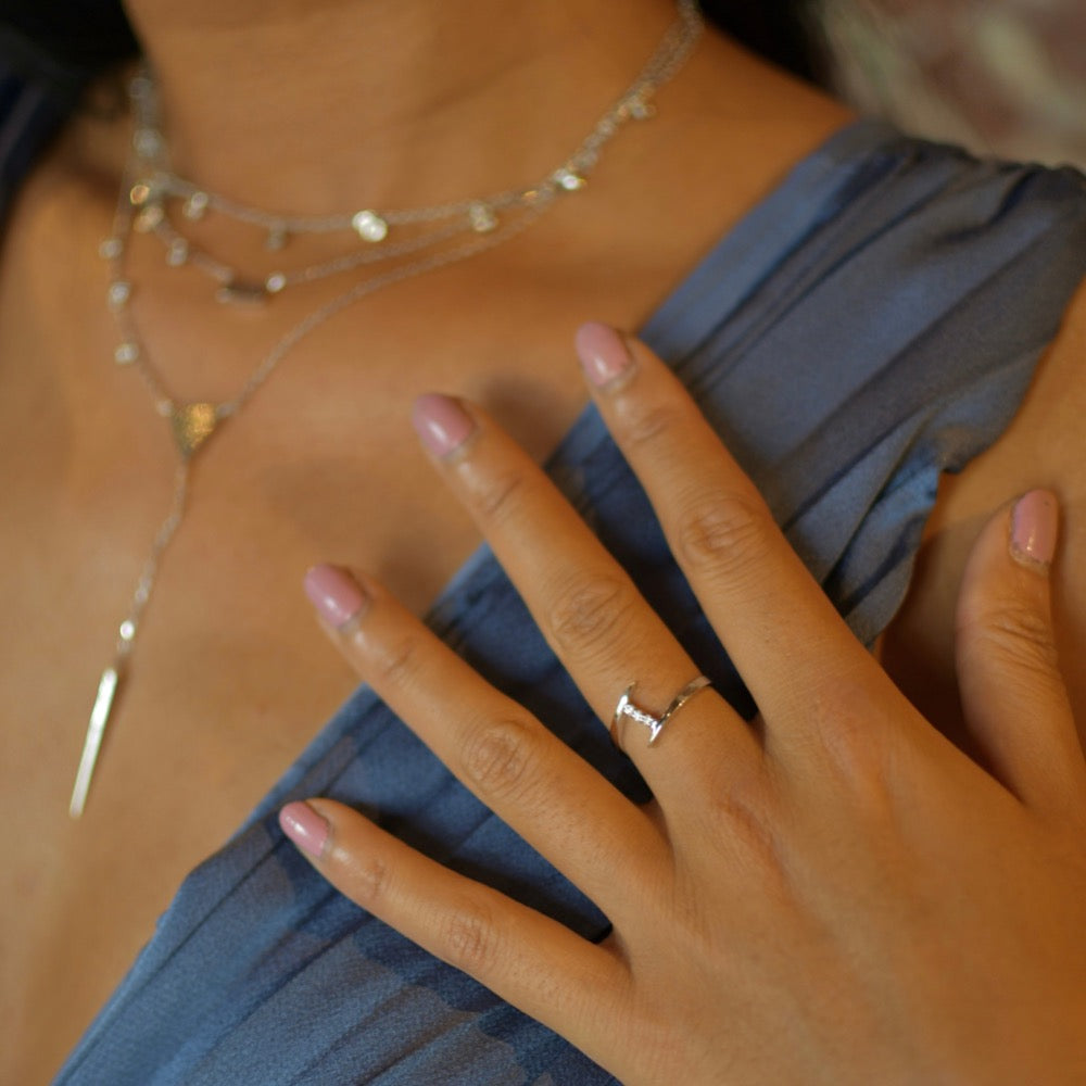 Main d'une femme portent une bague Perla Création en Or et diamants.