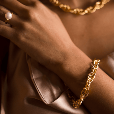 Femme portant un bracelet en chaine dorée Perla Création