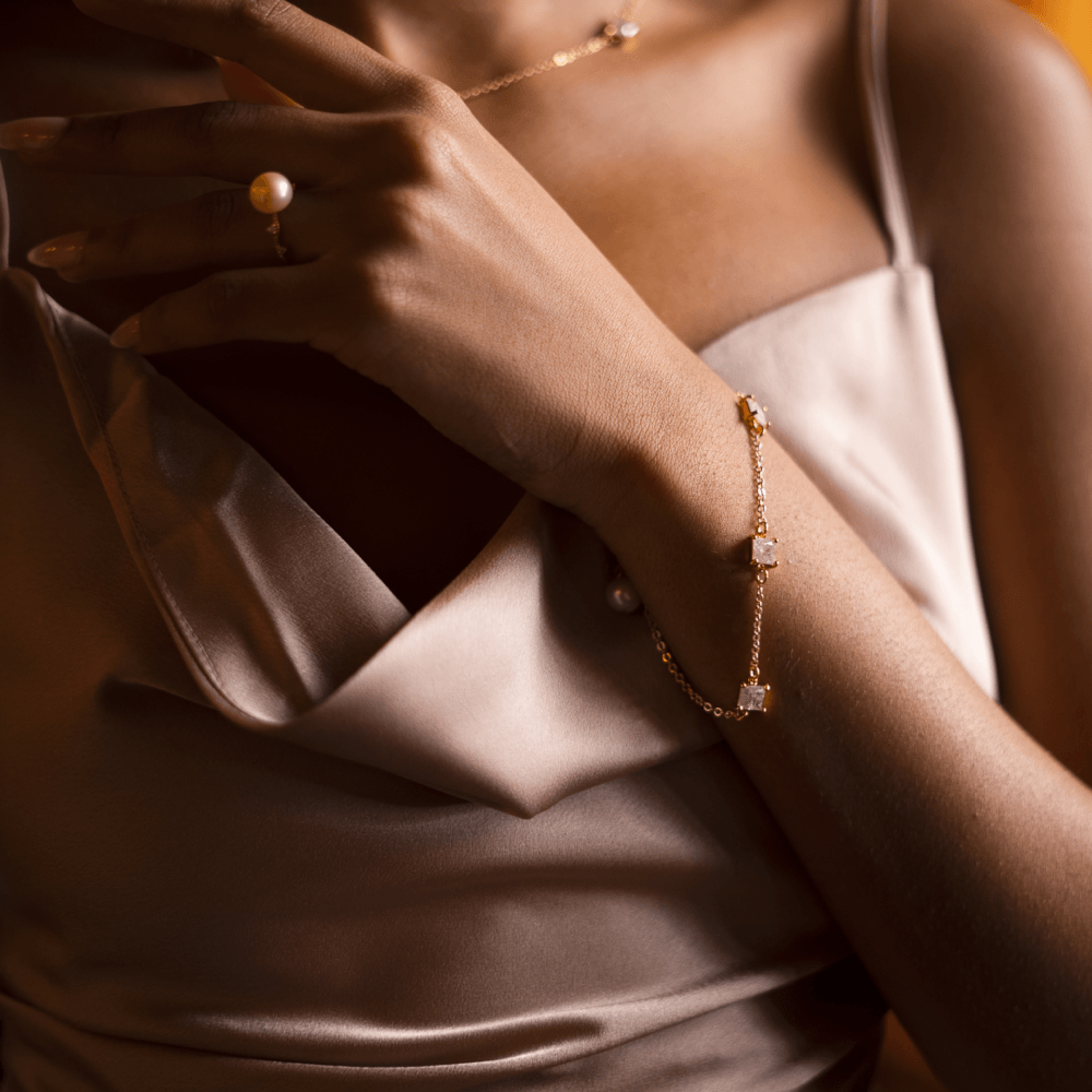 Femme portant un bracelet en cristaux de verre rose Perla Création