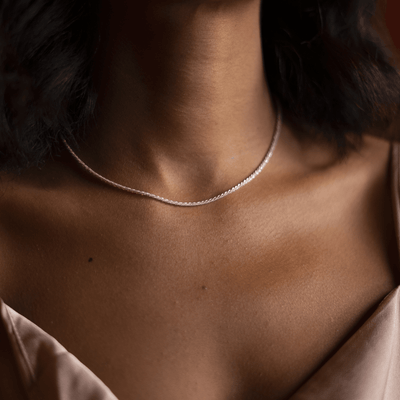 Femme portent un collier Perla Création