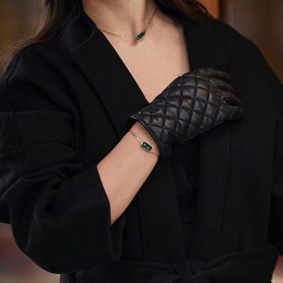 Femme portent un bracelet et collier Perla Création.