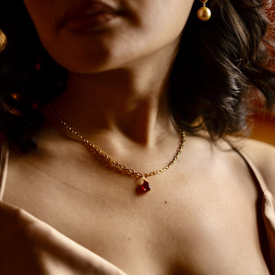 Femme portent des bijoux perla création