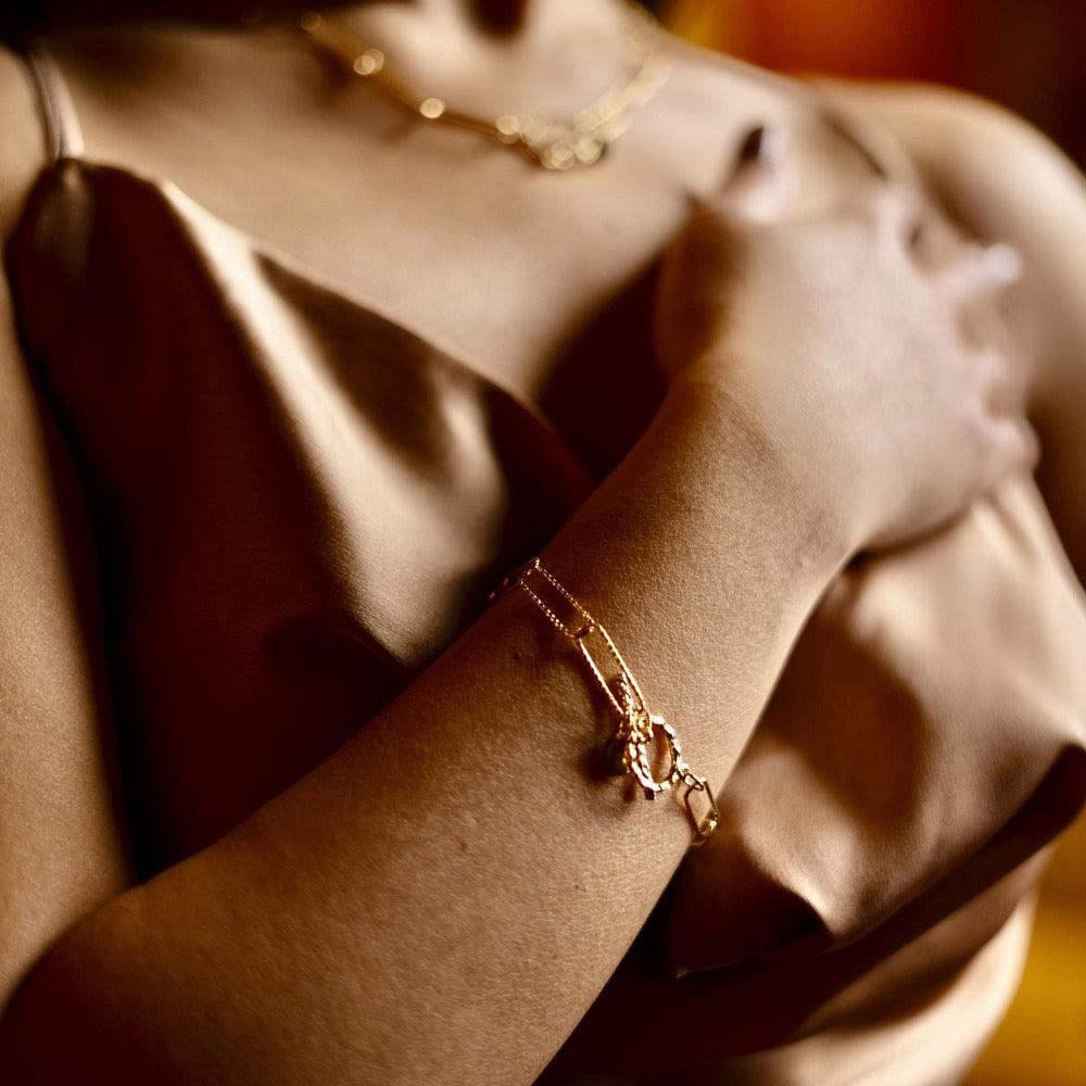 Femme portent un bracelet perla création