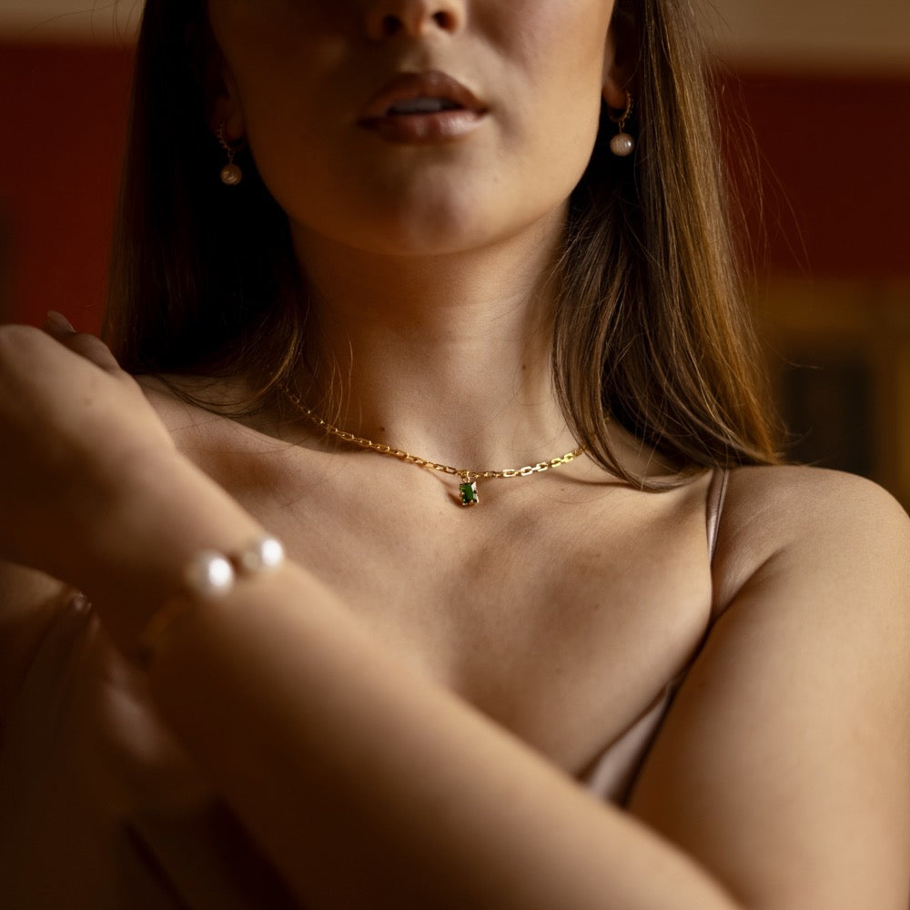 Femme portent des bijoux perla création