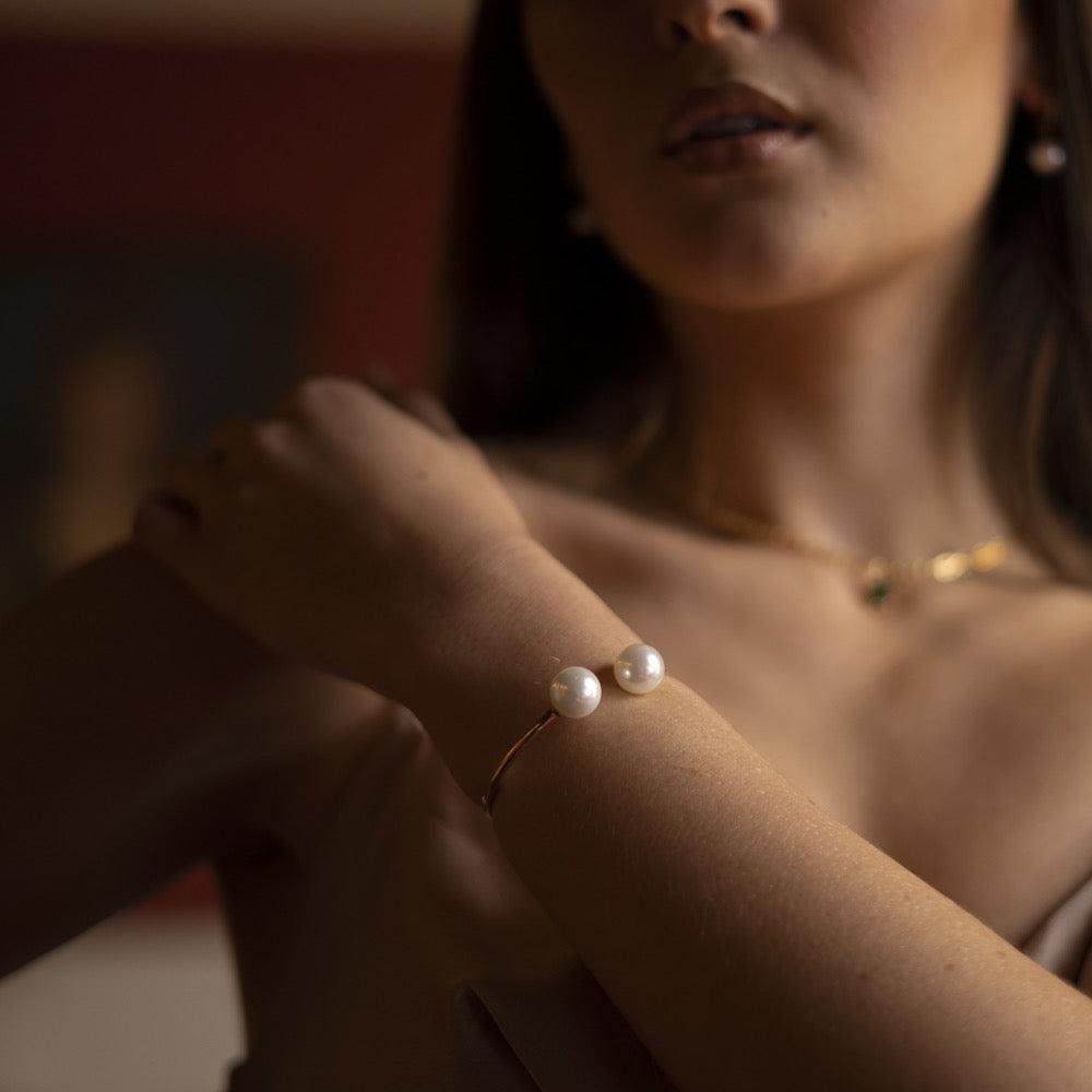 Femme portent des bijoux perla création