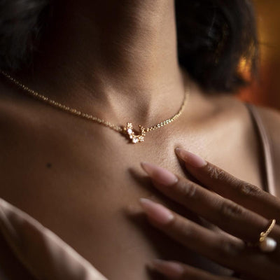 Femme portant un collier Perla Création