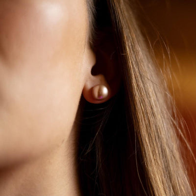 Femme portent des boucles d'oreilles perla création