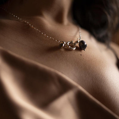 Femme portent un collier Perla Création