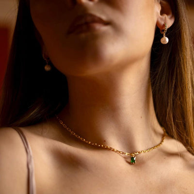 Femme portent des bijoux Perla Création.